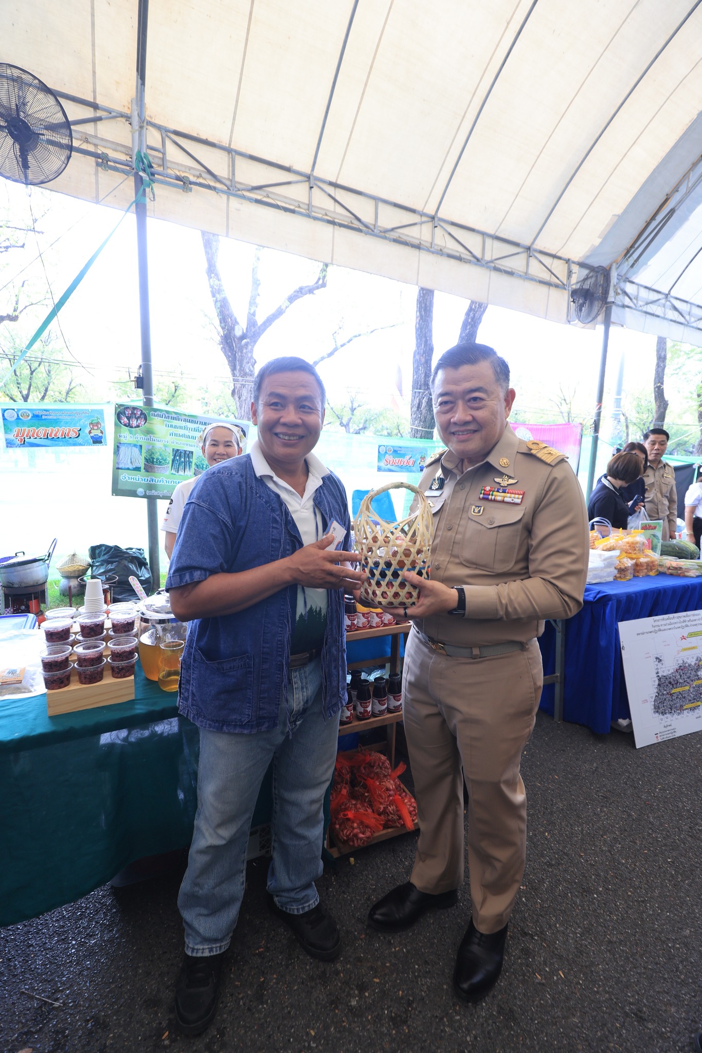 title - ปลัดกระทรวงเกษตรฯ และผู้บริหาร ส.ป.ก. เยี่ยมชมร้านค้า ในงานวันคล้ายวันสถาปนา ส.ป.ก. ครบรอบ 51 ปี